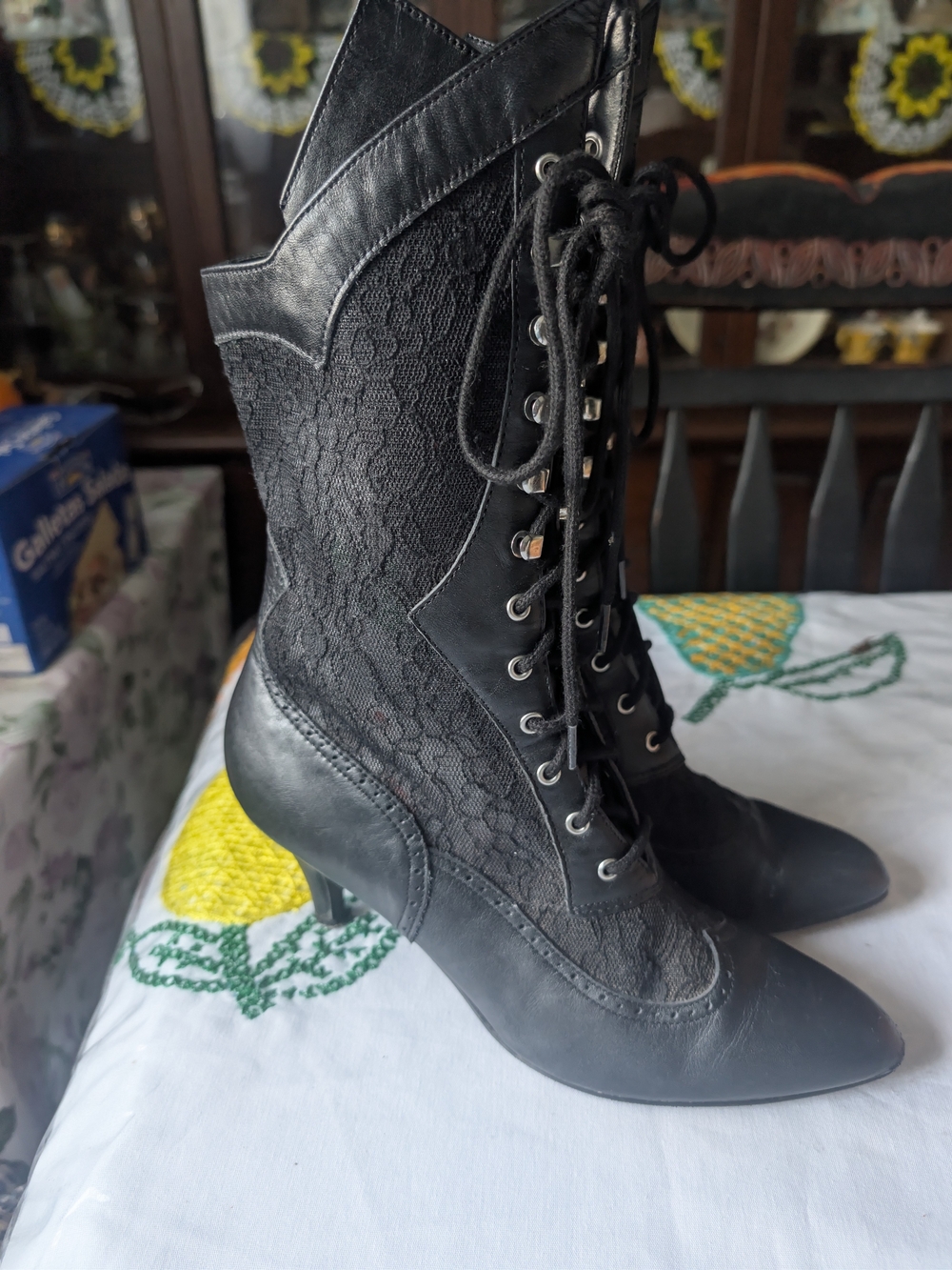 Dingo Women's Black Lace-Up Pointed Toe Boots - Picture 2 of 8